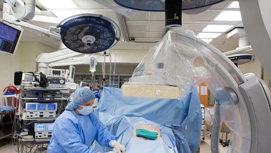 エコラボの一般 OEM 製品が並ぶハイブリッド手術室